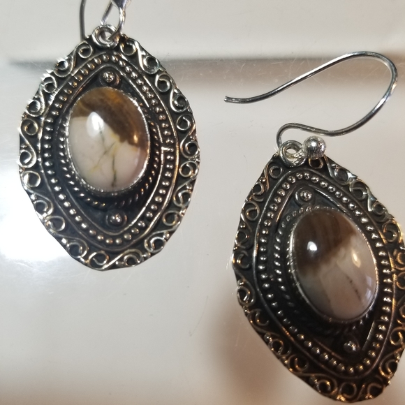 LOVELY EARRINGS - Picture 4 of 7